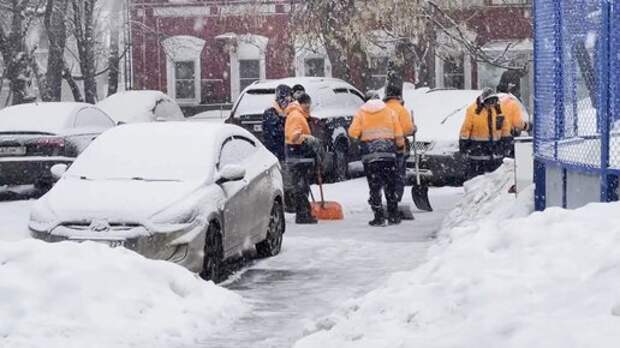 Русским "запретили" жаловаться на уборку снега? Эксперт ЖКХ расставил точки над i