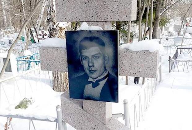 Могила Олега Нелюбина — одного из лидеров ОПГ. Фото © mzk1.ru
