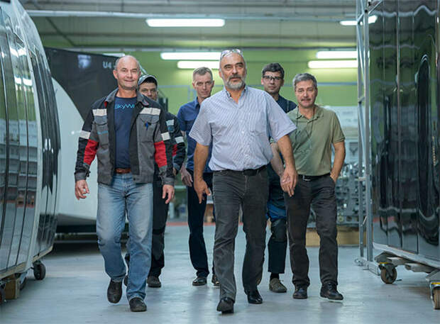 Александр Синкевич (в центре) на территории сборочного цеха SkyWay