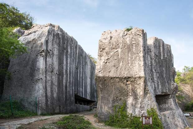 Вырезав эти огромные каменные блоки, китайцы поняли, что никогда не смогут передвинуть их