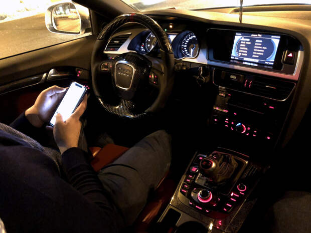 Могут ли водителя оштрафовать за телефон в руке: тонкости ПДД.