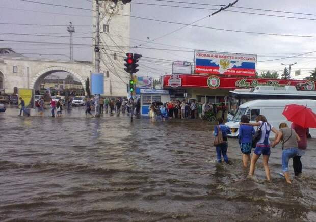 Симферополь осадки. Симферополь дождь. Симферопольская улица затопило Евпатория. Симферополь вокзал дождь. Дождливый Симферополь Крым.