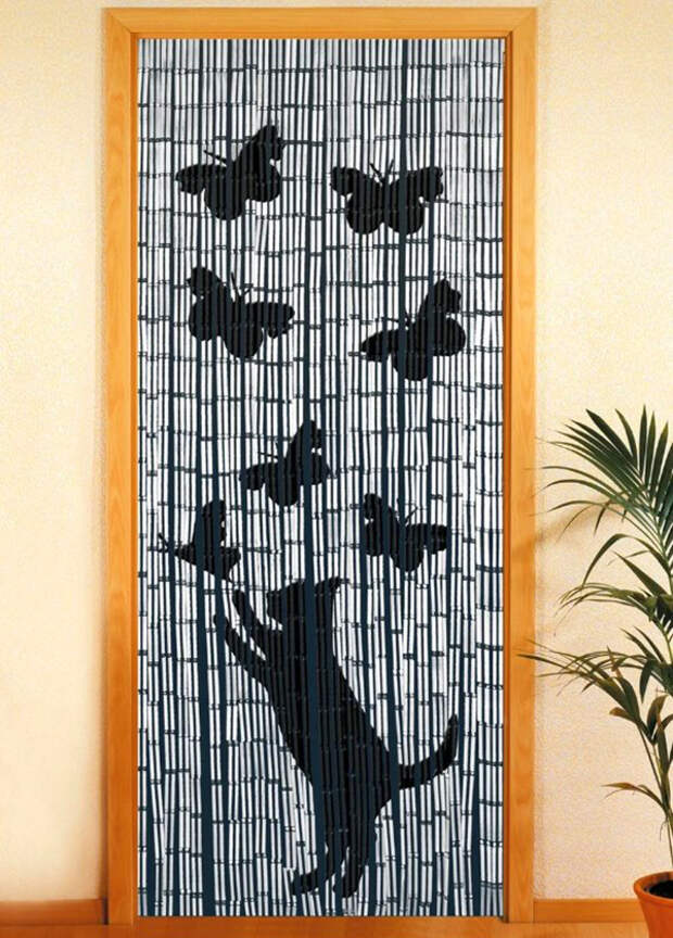Бамбуковые шторы с рисунком в дверном проёме