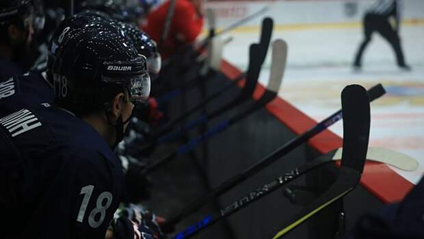 Комментатор из Омска забыл про микрофон и оскорбил юных хоккеистов из Казахстана