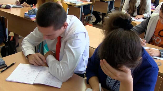 В Госдуме сообщили о повышении минимальных порогов ЕГЭ по шести предметам с 2026 года