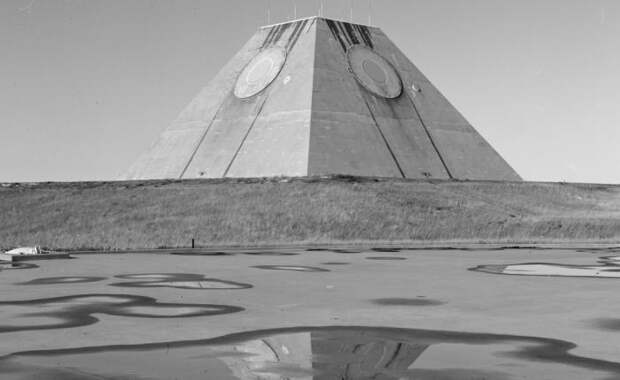 Плохие новости По счастью, Армагеддон миновал. Сверхдержавы подписали договоры об ограничении ядерных арсеналов. Хорошая новость для всей планеты, но плохая для американского бюджета. Строительство пирамиды влетело налогоплательщикам в колоссальные 5,7 миллиарда долларов, а в феврале 1976 года, спустя год и три месяца активной работы, она была просто выведена из эксплуатации.