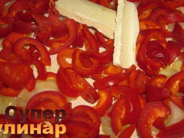 К болгарскому перцу добавить сливочное масло, дать ему растопиться и перемешать овощи.