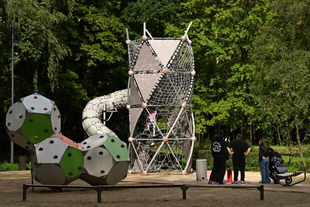 Мужчина и женщина занялись сексом на детской площадке на глазах у прохожих