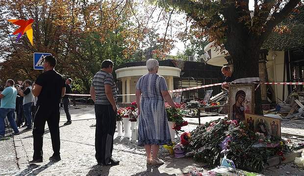 К кафе «Сепар», где оборвалась жизнь главы ДНР, люди продолжают нести цветы и иконы Фото: Дмитрий СТЕШИН