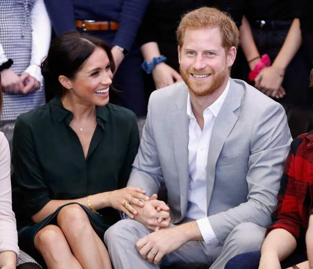 PEACEHAVEN, UNITED KINGDOM - OCTOBER 03: (EDITORS NOTE: Retransmission with alternate crop.) Meghan, Duchess of Sussex and Prince Harry, Duke of Sussex make an official visit to the Joff Youth Centre in Peacehaven, Sussex on October 3, 2018 in Peacehaven, United Kingdom. The Duke and Duchess married on May 19th 2018 in Windsor and were conferred The Duke & Duchess of Sussex by The Queen. (Photo by Chris Jackson/Getty Images)