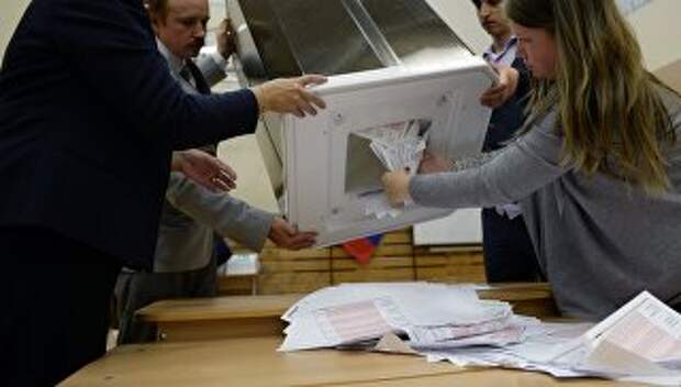 Члены избирательной комиссии во время подсчета голосов в единый день голосования на избирательном участке. 10 сентября 2017