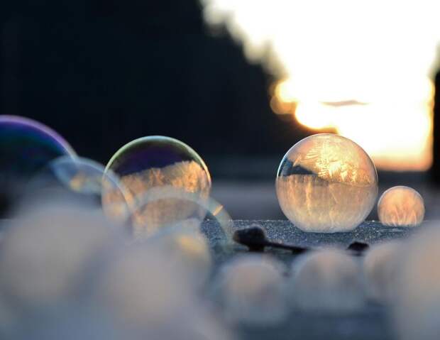 angelakelly06 Хрустальные шары: Девушка фотографирует мыльные пузыри в мороз