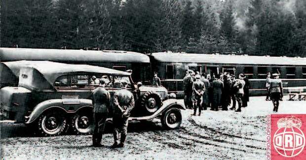 Mercedes-Benz G4 третьего выпуска рядом с поездом фюрера.