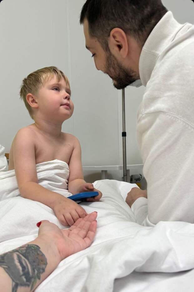 «Приступы все страшнее»: Саша Черно показала сына из реанимации