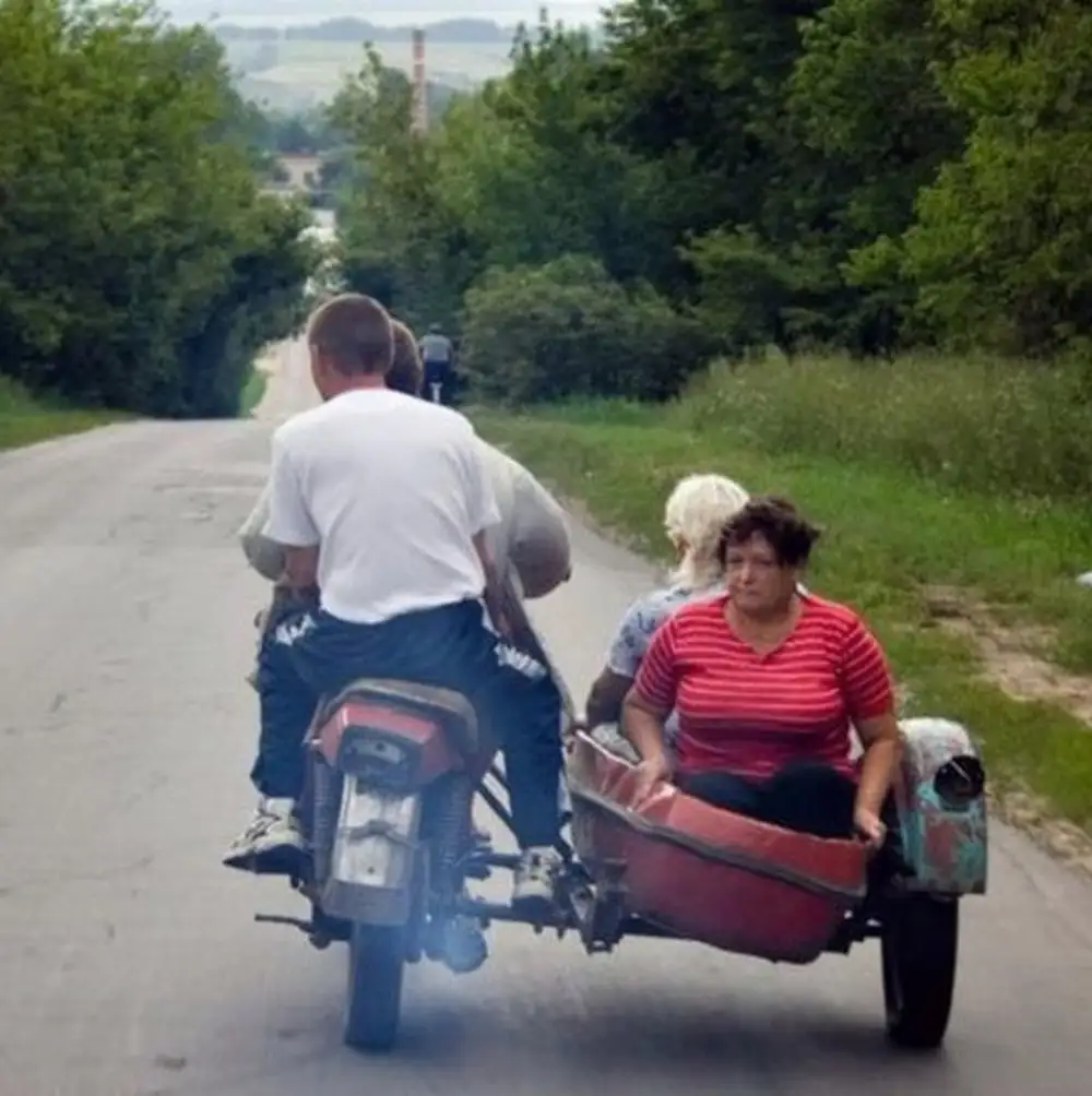 Байки про деревню. Смешные мотоциклы. Смешной мотоцикл с люлькой. Мотоцикл с коляской деревенский. Прикольные мотоциклы с коляской.