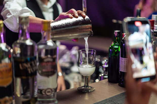 Эксперт Кузьмин: цены в барах и пабах вырастут, а число заведений сократится