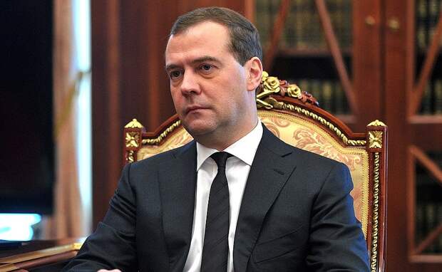 Медведев поздравил россиян с Днем Победы, опубликовав кадры с трофейной техникой