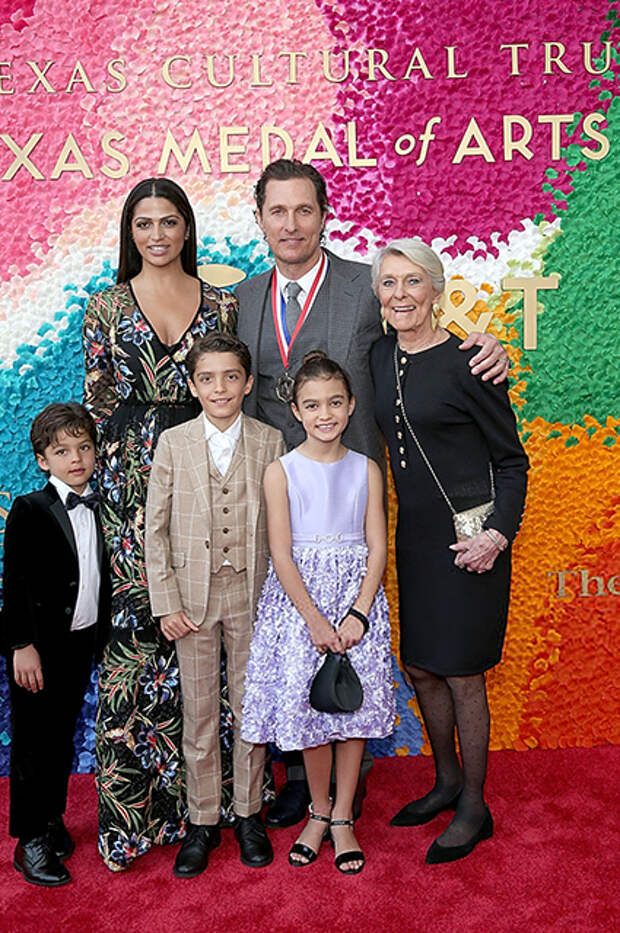 Мэттью Макконахи и Камила Алвес с сыновьями Ливингстоном и Леви и дочерью Видой и мамой Кей