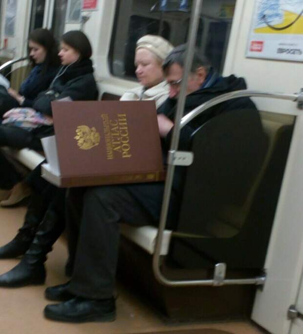Санкт-Петербург претендует на звание самого читающего города жить в россии, книги в метро, обложки книг, прикол, читает в транспорте, читающие