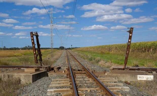 Железнодорожный перекрксток в Австралии (3 фото)
