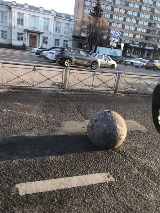 В результате сфера осталась лежать на проезжей части и затрудняла проезд.