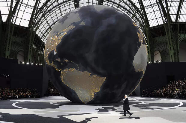 На шоу Chanel Fall/Winter 2013 Ready-to-Wear в рамках Парижской недели моды, 5 марта 2013 г.