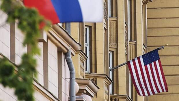 Флаги России и США. Архивное фото Флаги России и США. Архивное фото