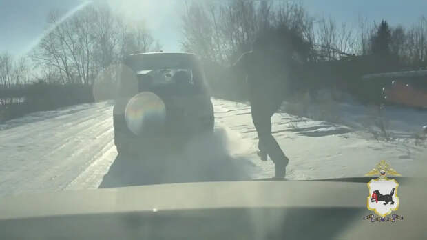 Полицейские на ходу запрыгнули в машину наркокурьера в Иркутской области