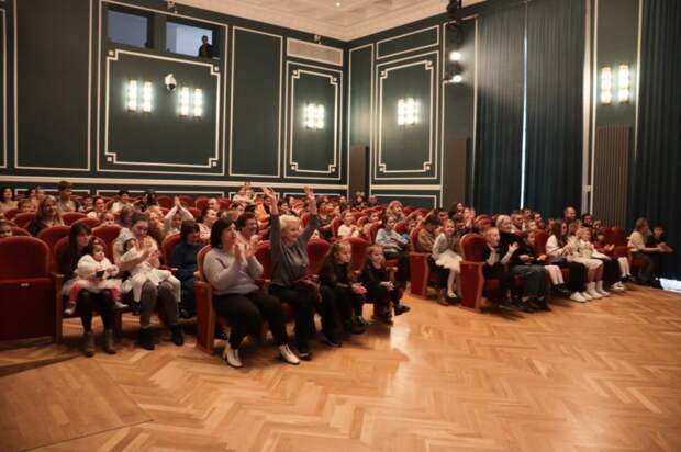 Камерный музыкальный театр им. А.А. Ханаху представил спектакль «Красная Шапочка & Серый Волк»