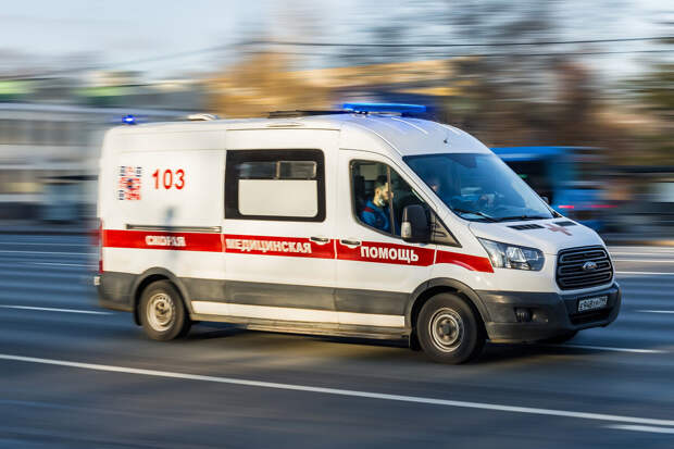 Водительница самоката в Петербурге получила ушиб позвоночника в ДТП с машиной