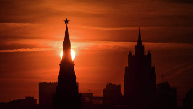 Вид на одну из башен Кремля в Москве. Архивное фото