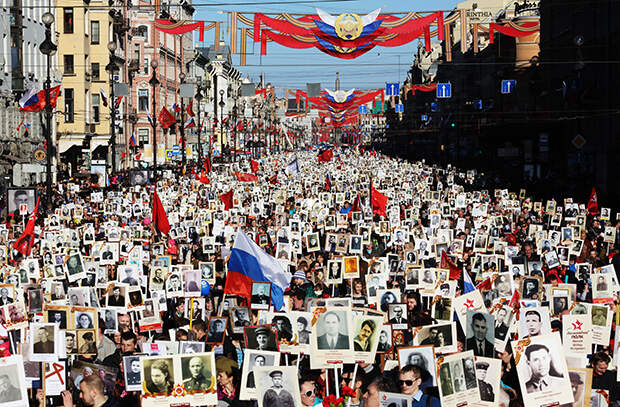 Участники акции памяти «Бессмертный полк». Фото: Петр Ковалев/ТАСС