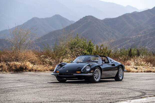 В 1967 году свет увидел Dino 206 GT с расположенным в базе 2-литровым V6 (мощностью 180 л.с.), производимым совместно с Fiat. ferrari, ferrari dino, авто, автомобили, олдтаймер, ретро авто, суперкар