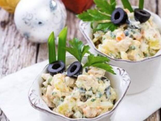 У каждой хозяйки существует свой рецепт «Оливье», в составе которого вместо мяса нередко используется колбаса разных видов, сосиски, сардельки