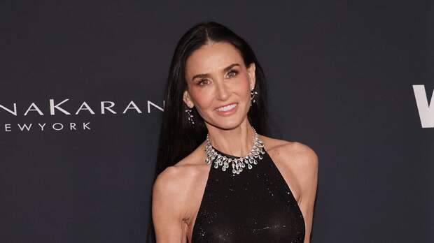 Актриса Деми Мур в платье-комбинации снялась для рекламы