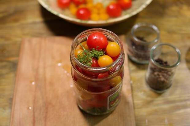 как приготовить маринованные помидоры с алычой шаг 4