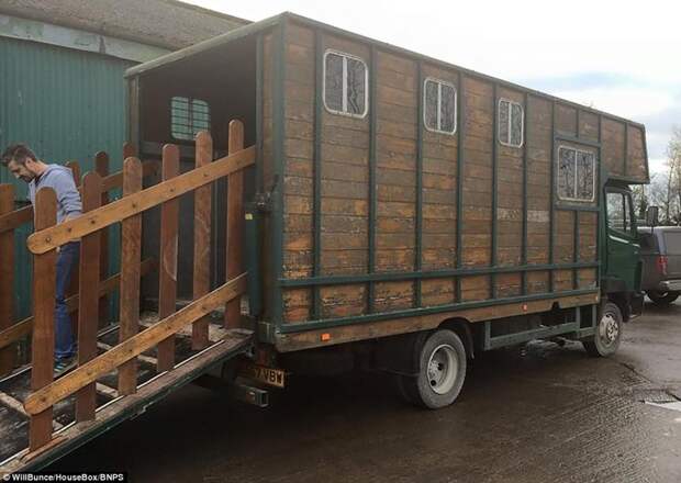 Умелец превращает лошадиные фургоны в передвижные дома класса "люкс" дом на колесах, золотые руки, лошадиный фургон, сделай сам