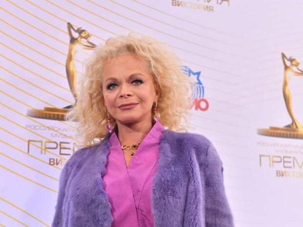 Лариса Долина — легенда отечественной эстрады, чьё имя ассоциируется не только с музыкальными хитами, но и с вечной элегантностью и непоколебимым духом.