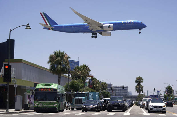 Пассажирский самолет ITA Airways приближается к посадке в международном аэропорту Лос-Анджелеса