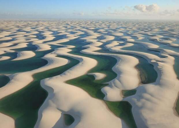 Пустыня Ленсойс Мараньенсес в Бразилии. Вид сверху