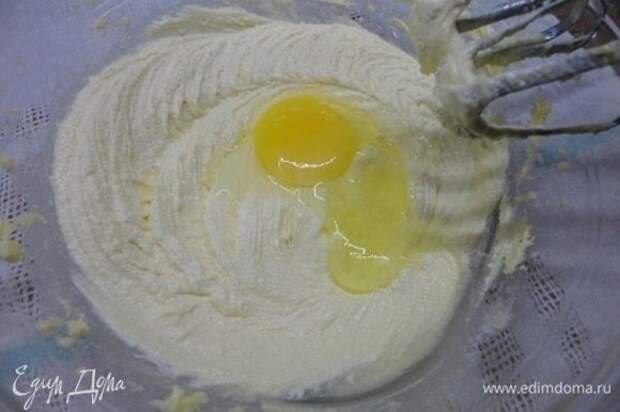 Мягкое сливочное масло взбиваем с сахаром и ванильным сахаром 5–7 минут. Не игнорируйте этот момент, от хорошо взбитого пышного масла и выпечка получается пышная. Продолжая взбивать, по одному вводим яйца.