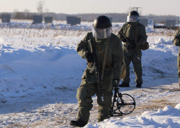 Военнослужащие армейского корпуса ВВО на Сахалине тренируются установке и обезвреживанию мины-ловушки