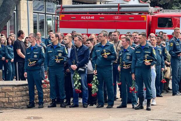 В Луганске простились с погибшими из-за дронов ВСУ спасателями