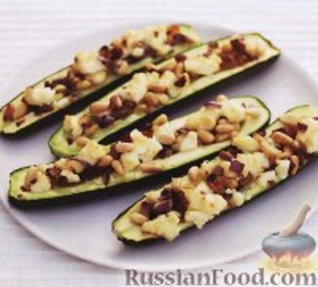 Фото к рецепту: Цуккини с изюмом, орешками и сыром