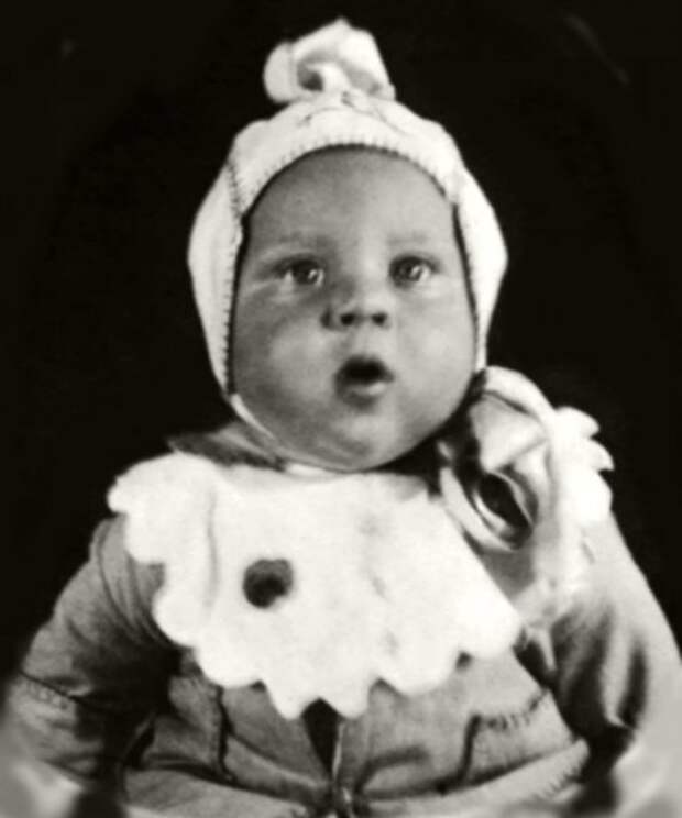 Родился в январе 1938 года в Москве, на фото ему полгода