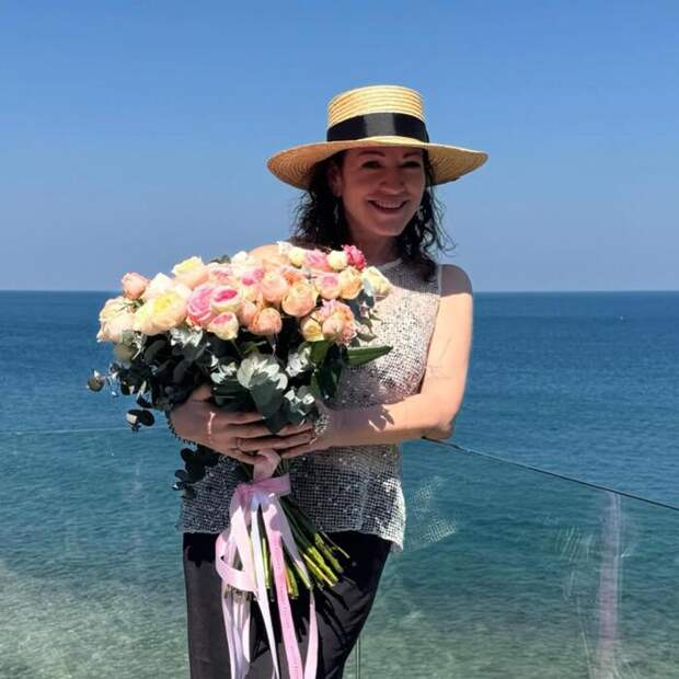 «Я нахожусь со своими дочерьми, с внуком и внучкой»: 55-летняя Алёна Хмельницкая стала дважды бабушкой