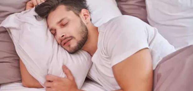 Infobae: Врач пояснил, на какие заболевания может указывать слюна на подушке