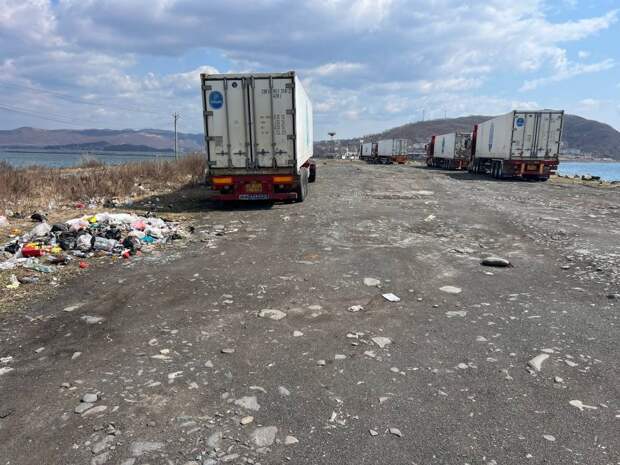 Большегрузы сделали из берега «туристической Мекки» Приморья стоянку и стихийную свалку