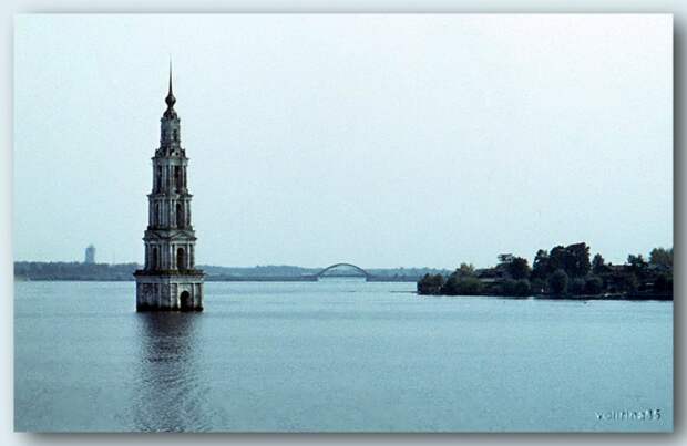 Памятник истории и архитектуры на искусственном острове Угличского водохранилища близ города Калязин.