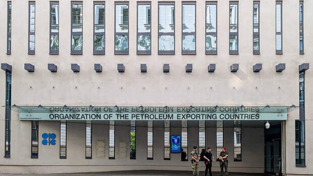 Bloomberg: страны ОПЕК+ планируют сохранить паузу в наращивании добычи нефти